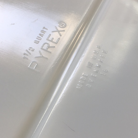 Vintage Pyrex 1.5 Qt. Divided Dish - Picture 9 of 16